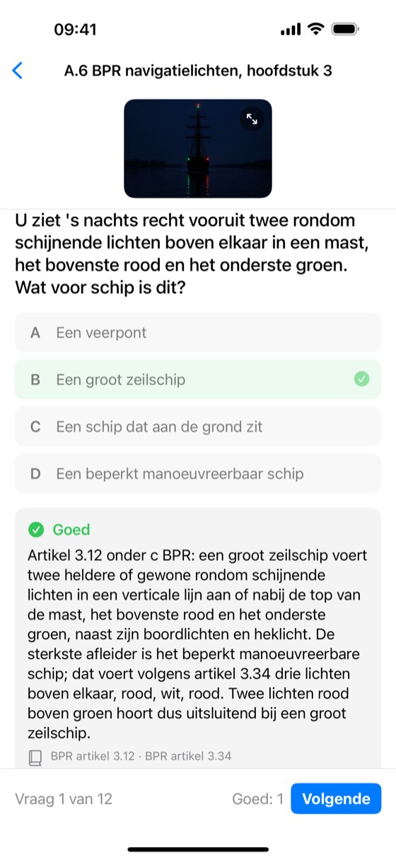 Een examenvraag over navigatielichten met een beeld van een groot zeilschip bij nacht.